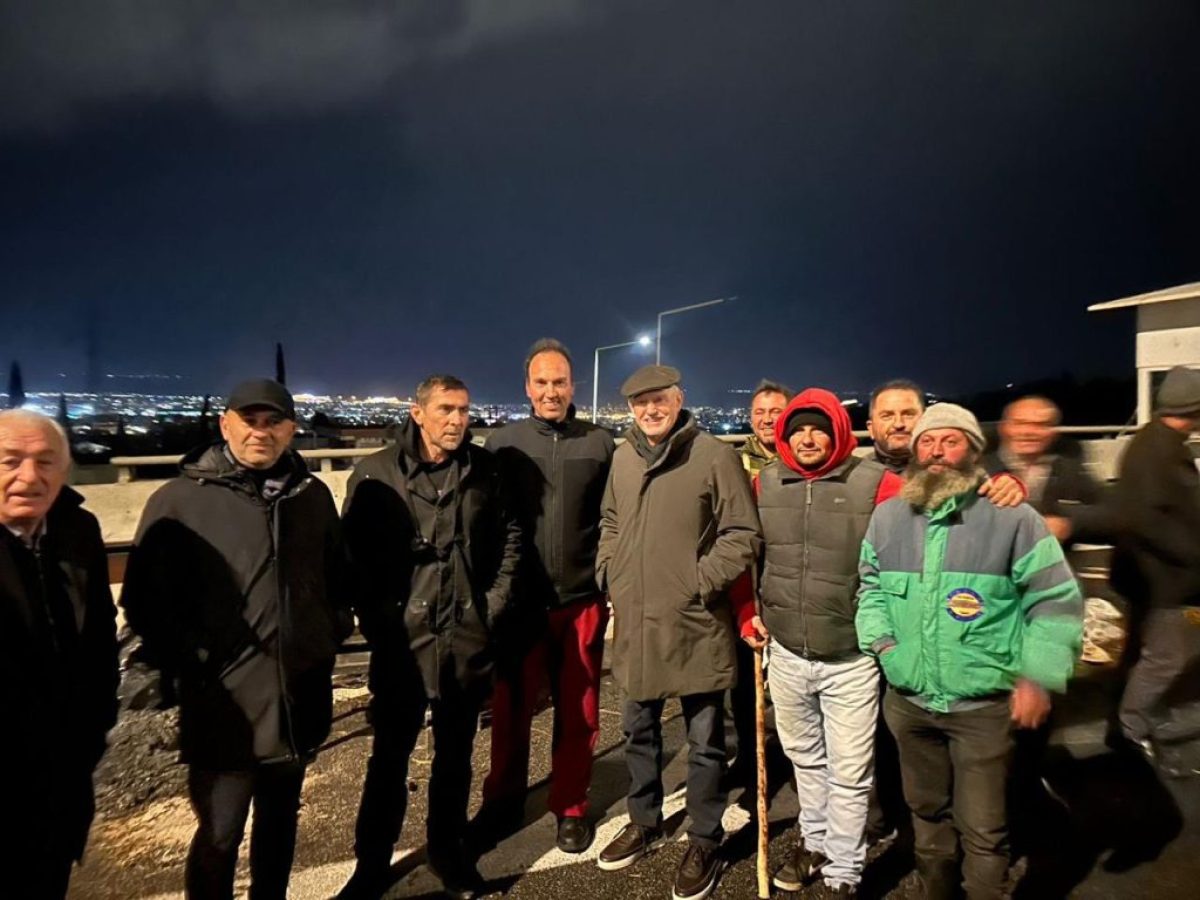 Στο αγροτικό μπλόκο της Εγκυλάδας ο Γιώργος Παπανδρέου – «Τα σκάνδαλα της κυβέρνησης δεν μπορούν να μετακυλιόνται στους β