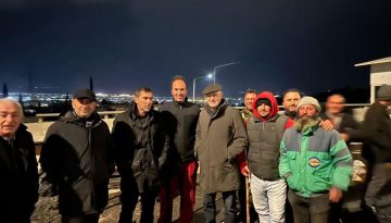 Στο αγροτικό μπλόκο της Εγκυλάδας ο Γιώργος Παπανδρέου – «Τα σκάνδαλα της κυβέρνησης δεν μπορούν να μετακυλιόνται στους β