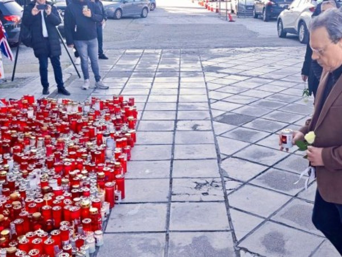 Στο γήπεδο της Τούμπας ο Φάμελλος – Άφησε λευκό τριαντάφυλλο για τους νεκρούς οπαδούς