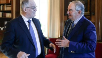 &Tau;&alpha;&sigma;&omicron;ύ&lambda;&alpha;&sigmaf;: &Tau;&alpha; &rho;&alpha;&nu;&tau;&epsilon;&beta;&omicron;ύ &mu;&epsilon; &tau;&omicron;&upsilon;&sigmaf; &laquo;&pi;&rho;ώ&eta;&nu;&raquo; &ndash; &Omicron; &lambda;ό&gamma;&omicron;&sigmaf; &kappa;&iota; &omicron; &epsilon;&pi;ό&mu;&epsilon;&nu;&omicron;&sigmaf; &sigma;&tau;&eta;&nu; &alpha;&tau;&zeta;έ&nu;&tau;&alpha; &tau;&omicron;&upsilon; &Pi;&tau;&Delta;