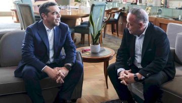 Θεσσαλονίκη: O Αλέξης Τσίπρας συνάντησε τον δήμαρχο Στέλιο Αγγελούδη και του χάρισε την “Ιθάκη”