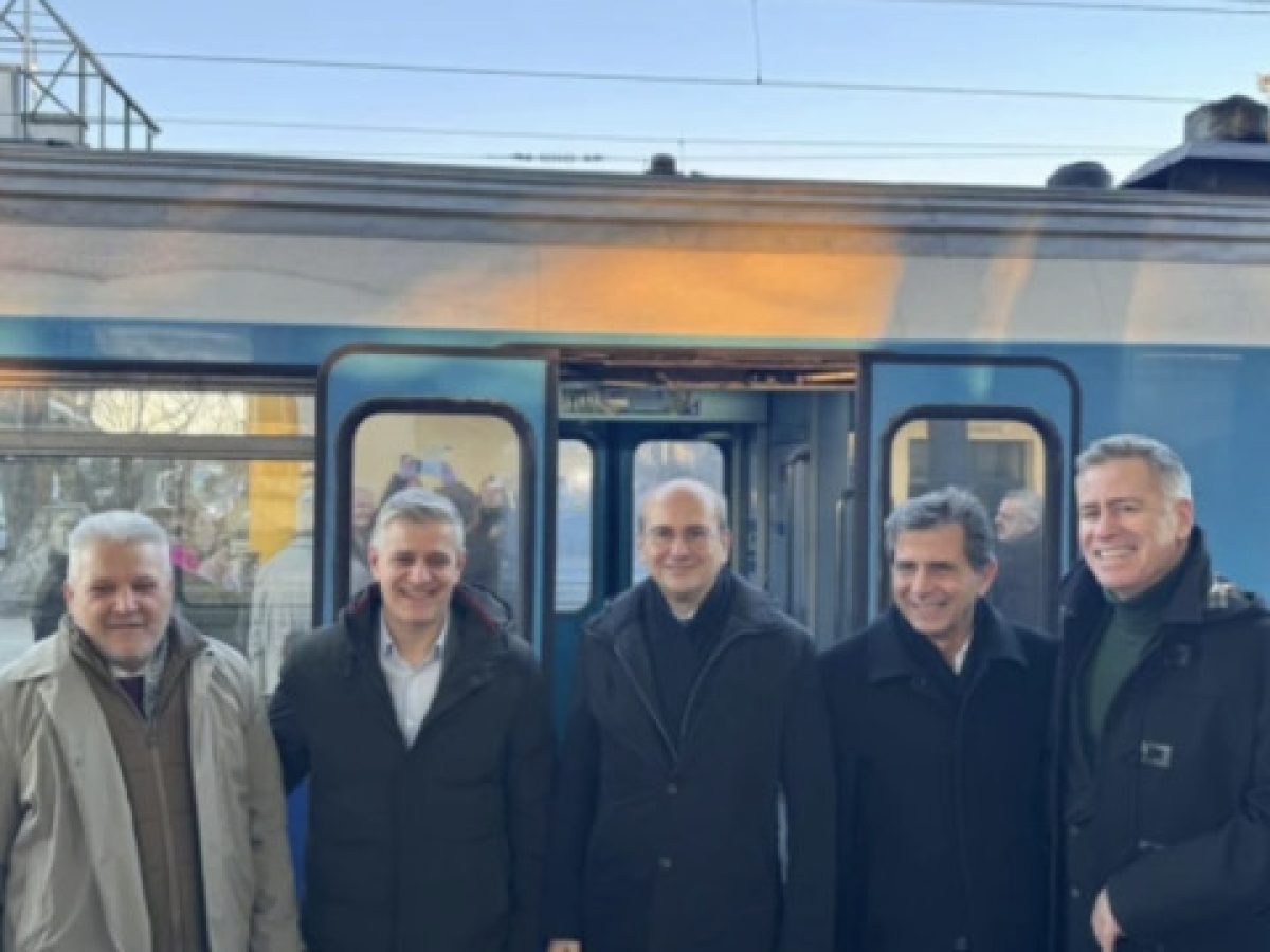 Θεσσαλονίκη: Στον προαστιακό σιδηρόδρομο επιβιβάστηκε ο Κ. Χατζηδάκης (Εικόνες  βίντεο)