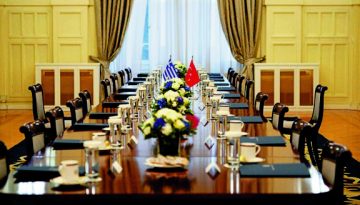 &Theta;&epsilon;&tau;&iota;&kappa;ή &Alpha;&tau;&zeta;έ&nu;&tau;&alpha; &sigma;ή&mu;&epsilon;&rho;&alpha; &sigma;&tau;&eta;&nu; &Alpha;&theta;ή&nu;&alpha;: &Theta;&epsilon;&omicron;&chi;ά&rho;&eta;&sigmaf; &kappa;&alpha;&iota; &Mu;&pi;&omicron;&zeta;ά&iota; &pi;&rho;&omicron;&epsilon;&tau;&omicron;&iota;&mu;ά&zeta;&omicron;&upsilon;&nu; &tau;&alpha; &pi;&epsilon;&delta;ί&alpha; &sigma;&upsilon;&nu;&epsilon;&rho;&gamma;&alpha;&sigma;ί&alpha;&sigmaf; &Epsilon;&lambda;&lambda;ά&delta;&alpha;&sigmaf; &ndash; &Tau;&omicron;&upsilon;&rho;&kappa;ί&alpha;&sigmaf; &gamma;&iota;&alpha; &tau;&omicron; &Alpha;&Sigma;&Sigma;