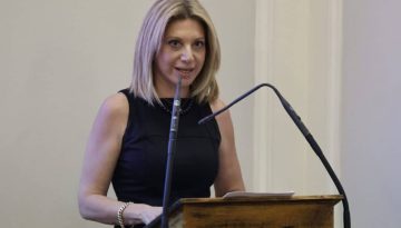 &Tau;&iota; &theta;έ&lambda;&epsilon;&iota; &kappa;&alpha;&iota; &pi;&omicron;ύ &tau;&omicron; &pi;&eta;&gamma;&alpha;ί&nu;&epsilon;&iota; &eta; &Mu;. &Kappa;&alpha;&rho;&upsilon;&sigma;&tau;&iota;&alpha;&nu;&omicron;ύ &ndash; &Omicron;&iota; &pi;&rho;ώ&tau;&epsilon;&sigmaf; (&sigma;&upsilon;)&sigma;&kappa;έ&psi;&epsilon;&iota;&sigmaf; &sigma;&tau;&omicron; &Mu;&alpha;&xi;ί&mu;&omicron;&upsilon;