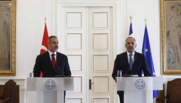 &Tau;&eta;&lambda;&epsilon;&phi;&omega;&nu;&iota;&kappa;ή &epsilon;&pi;&iota;&kappa;&omicron;&iota;&nu;&omega;&nu;ί&alpha; &Gamma;&epsilon;&rho;&alpha;&pi;&epsilon;&tau;&rho;ί&tau;&eta; &ndash; &Phi;&iota;&nu;&tau;ά&nu;: &Sigma;&tau;&omicron; &epsilon;&pi;ί&kappa;&epsilon;&nu;&tau;&rho;&omicron; &omicron;&iota; &delta;&iota;&mu;&epsilon;&rho;&epsilon;ί&sigmaf; &sigma;&chi;έ&sigma;&epsilon;&iota;&sigmaf;
