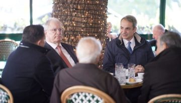 &Tau;&iota;&sigmaf;&hellip; &chi;&alpha;&rho;έ&sigmaf; &tau;&omicron;&upsilon; &alpha;&nu;&alpha;&kappa;&omicron;ί&nu;&omega;&sigma;&epsilon; &omicron; &Mu;&eta;&tau;&sigma;&omicron;&tau;ά&kappa;&eta;&sigmaf; &sigma;&tau;&omicron;&nu; &pi;&rho;ώ&tau;&omicron; &kappa;&alpha;&phi;έ &mu;&epsilon; &tau;&omicron;&nu; &Tau;&alpha;&sigma;&omicron;ύ&lambda;&alpha; &ndash; &Pi;&alpha;&nu;&tau;&rho;&epsilon;ύ&epsilon;&tau;&alpha;&iota; &omicron; &gamma;&iota;&omicron;&sigmaf; &tau;&omicron;&upsilon; &mu;&epsilon; &tau;&eta; &Mu;&alpha;&rho;ί&alpha; &Sigma;ά&kappa;&kappa;&alpha;&rho;&eta;