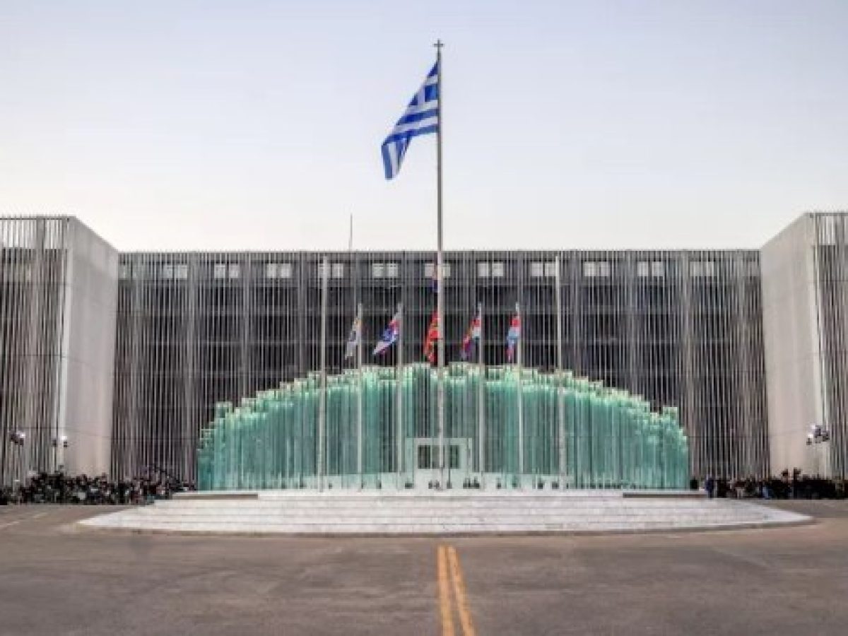 Το ΥΠΕΘΑ διαψεύδει δημοσιεύματα περί πώλησης του κτιρίου του Πολεμικού Ναυτικού στην πλατεία Κλαυθμώνος