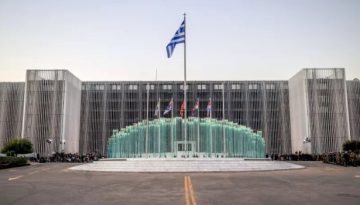 Το ΥΠΕΘΑ διαψεύδει δημοσιεύματα περί πώλησης του κτιρίου του Πολεμικού Ναυτικού στην πλατεία Κλαυθμώνος