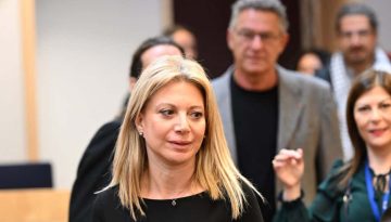 &Tau;&omicron; &laquo;&kappa;ό&mu;&mu;&alpha; &Kappa;&alpha;&rho;&upsilon;&sigma;&tau;&iota;&alpha;&nu;&omicron;ύ&raquo; &tau;&alpha;&rho;ά&zeta;&epsilon;&iota; &tau;&omicron; &pi;&omicron;&lambda;&iota;&tau;&iota;&kappa;ό &sigma;&kappa;&eta;&nu;&iota;&kappa;ό &ndash; &Pi;&omicron;&iota;&omicron;&iota; &alpha;&nu;&tau;&iota;&delta;&rho;&omicron;ύ&nu;, &omicron;&rho;ό&sigma;&eta;&mu;&omicron; &eta; 28&eta; &Phi;&epsilon;&beta;&rho;&omicron;&upsilon;&alpha;&rho;ί&omicron;&upsilon;
