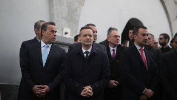 &Tau;&omicron; &pi;&alpha;&rho;&alpha;&sigma;&kappa;ή&nu;&iota;&omicron; &tau;&eta;&sigmaf; &sigma;&upsilon;&nu;ά&nu;&tau;&eta;&sigma;&eta;&sigmaf; &Delta;&omicron;ύ&kappa;&alpha;, &Chi;&alpha;&rho;ί&tau;&sigma;&eta;, &Zeta;&alpha;&chi;&alpha;&rho;&iota;ά&delta;&eta; &sigma;&tau;&omicron; &Kappa;&omicron;&lambda;&omega;&nu;ά&kappa;&iota;