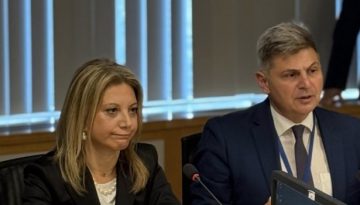 &Tau;&omicron; &pi;&omicron;&lambda;&iota;&tau;&iota;&kappa;ό &phi;&lambda;&epsilon;&rho;&tau; &Kappa;&alpha;&rho;&upsilon;&sigma;&tau;&iota;&alpha;&nu;&omicron;ύ &ndash; &Phi;&alpha;&rho;&alpha;&nu;&tau;&omicron;ύ&rho;&eta; &kappa;&alpha;&iota; &eta; &alpha;&nu;&tau;ί&phi;&alpha;&sigma;&eta; &gamma;&iota;&alpha; &tau;&iota;&sigmaf; &sigma;&upsilon;&nu;&epsilon;&rho;&gamma;&alpha;&sigma;ί&epsilon;&sigmaf; &mu;&epsilon; &tau;&omicron; &laquo;&pi;&alpha;&lambda;&iota;ό&raquo; &kappa;&omicron;&mu;&mu;&alpha;&tau;&iota;&kappa;ό &sigma;ύ&sigma;&tau;&eta;&mu;&alpha;