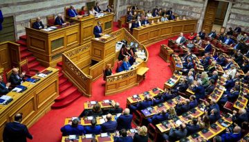 &Tau;&omicron;&nu; &Phi;&epsilon;&beta;&rho;&omicron;&upsilon;ά&rho;&iota;&omicron; &alpha;&rho;&chi;ί&zeta;&epsilon;&iota; &eta; &alpha;&nu;&alpha;&theta;&epsilon;ώ&rho;&eta;&sigma;&eta; &tau;&omicron;&upsilon; &Sigma;&upsilon;&nu;&tau;ά&gamma;&mu;&alpha;&tau;&omicron;&sigmaf;: &Tau;έ&lambda;&omicron;&sigmaf; &tau;&eta;&sigmaf; &mu;&omicron;&nu;&iota;&mu;ό&tau;&eta;&tau;&alpha;&sigmaf; &sigma;&tau;&omicron; &Delta;&eta;&mu;ό&sigma;&iota;&omicron;, 6&epsilon;&tau;ή&sigmaf; &eta; &theta;&eta;&tau;&epsilon;ί&alpha; &tau;&omicron;&upsilon; &Pi;&tau;&Delta;