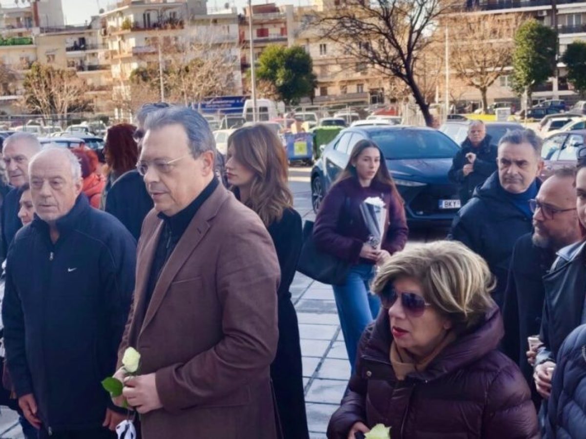 Τραγωδία με οπαδούς του ΠΑΟΚ: Ο Σωκράτης Φάμελλος στην Τούμπα με ένα λευκό τριαντάφυλλο