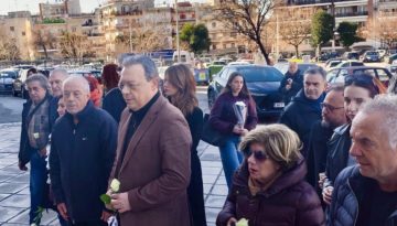 Τραγωδία με οπαδούς του ΠΑΟΚ: Ο Σωκράτης Φάμελλος στην Τούμπα με ένα λευκό τριαντάφυλλο