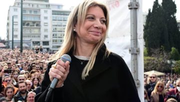 &Tau;&rho;&iota;&gamma;&mu;&omicron;ί &sigma;&tau;&omicron; &pi;&omicron;&lambda;&iota;&tau;&iota;&kappa;ό &sigma;ύ&sigma;&tau;&eta;&mu;&alpha; &alpha;&pi;ό &tau;&omicron; &laquo;&alpha;ό&rho;&alpha;&tau;&omicron; &kappa;ό&mu;&mu;&alpha;&raquo;: &Alpha;&pi;ό &pi;&omicron;&upsilon; &psi;&alpha;&rho;&epsilon;ύ&epsilon;&iota; &eta; &Mu;&alpha;&rho;ί&alpha; &Kappa;&alpha;&rho;&upsilon;&sigma;&tau;&iota;&alpha;&nu;&omicron;ύ