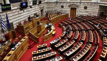 Βουλή: Ενός λεπτού σιγή για τις 5 εργάτριες στα Τρίκαλα και τους 7 οπαδούς του ΠΑΟΚ