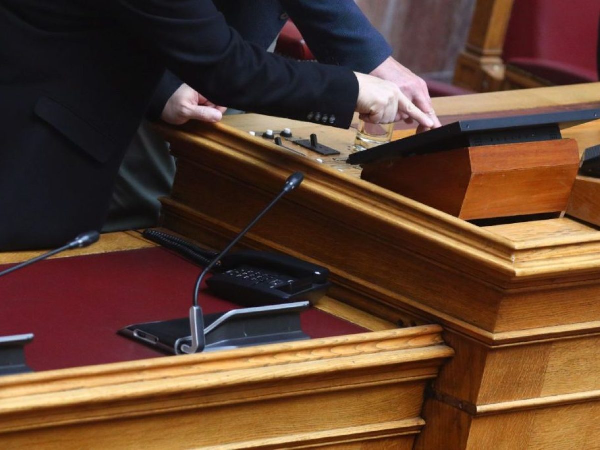 Βουλή: «Όχι» στην άρση ασυλίας για Δ. Κουτσούμπα, «ναι» για Δ. Μάντζο