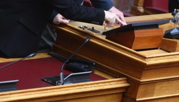 Βουλή: «Όχι» στην άρση ασυλίας για Δ. Κουτσούμπα, «ναι» για Δ. Μάντζο