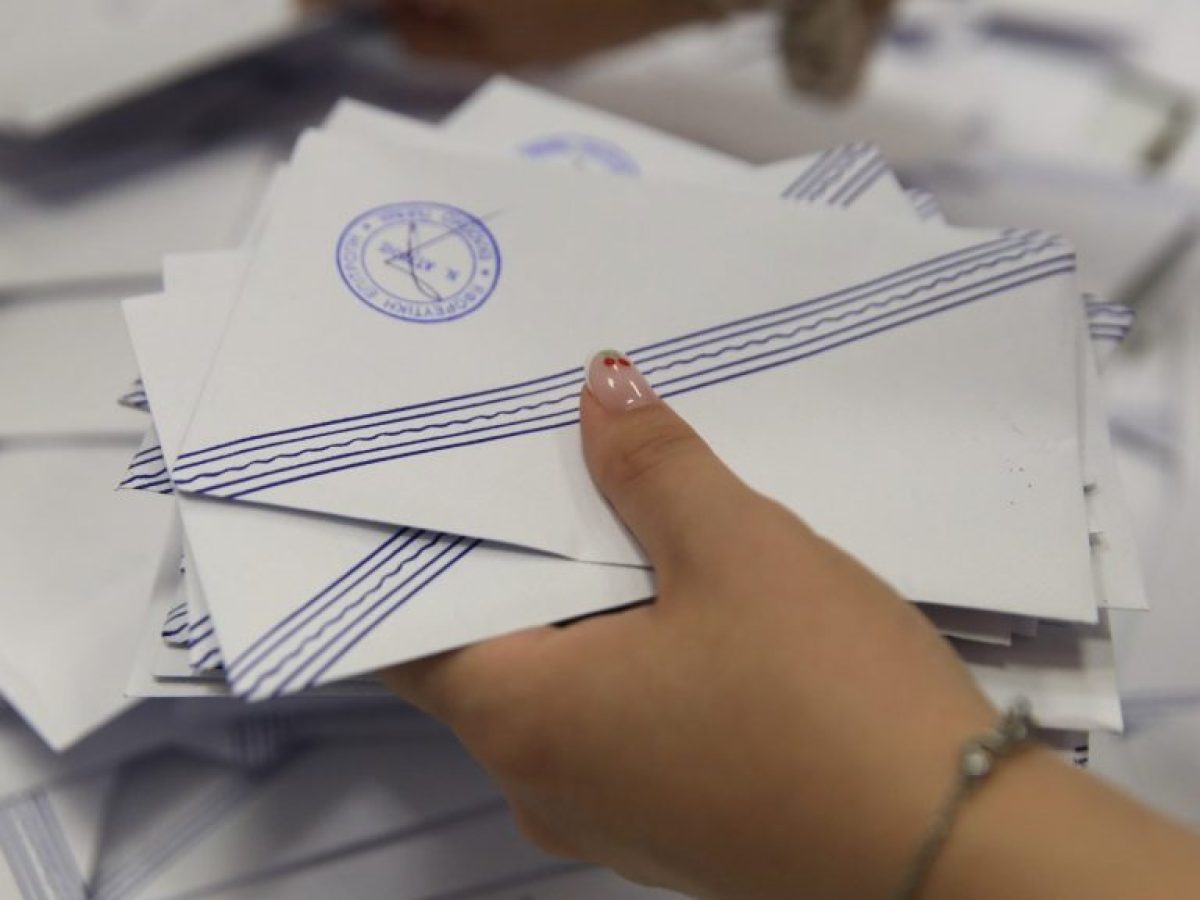 Ξαναβλέπει τον εκλογικό νόμο η κυβέρνηση: Kαθιερώνει εκλογική περιφέρεια μόνο για τους αποδήμους – Υπόνοιες για ευρύτερες