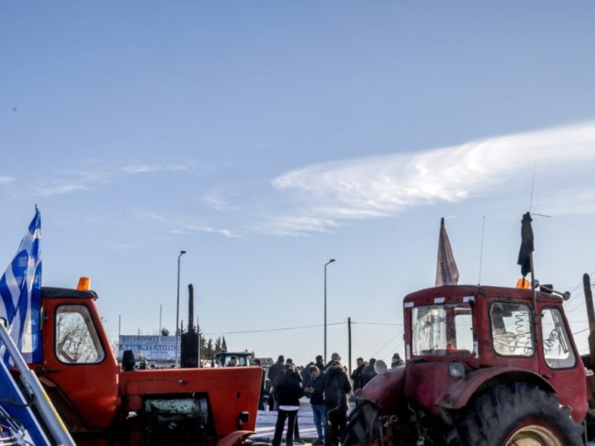 Αγρότες: Τα μέτρα Μητσοτάκη και το plan B – «Κόκκινο» πανί τα μπλόκα και στο βάθος «δάκτυλος» ΚΚΕ