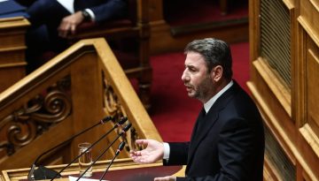 Ανδρουλάκης: Ο Μητσοτάκης το «παίζει» αρεστός στον Τραμπ και ισοπεδώνει την εξωτερική πολιτική της χώρας