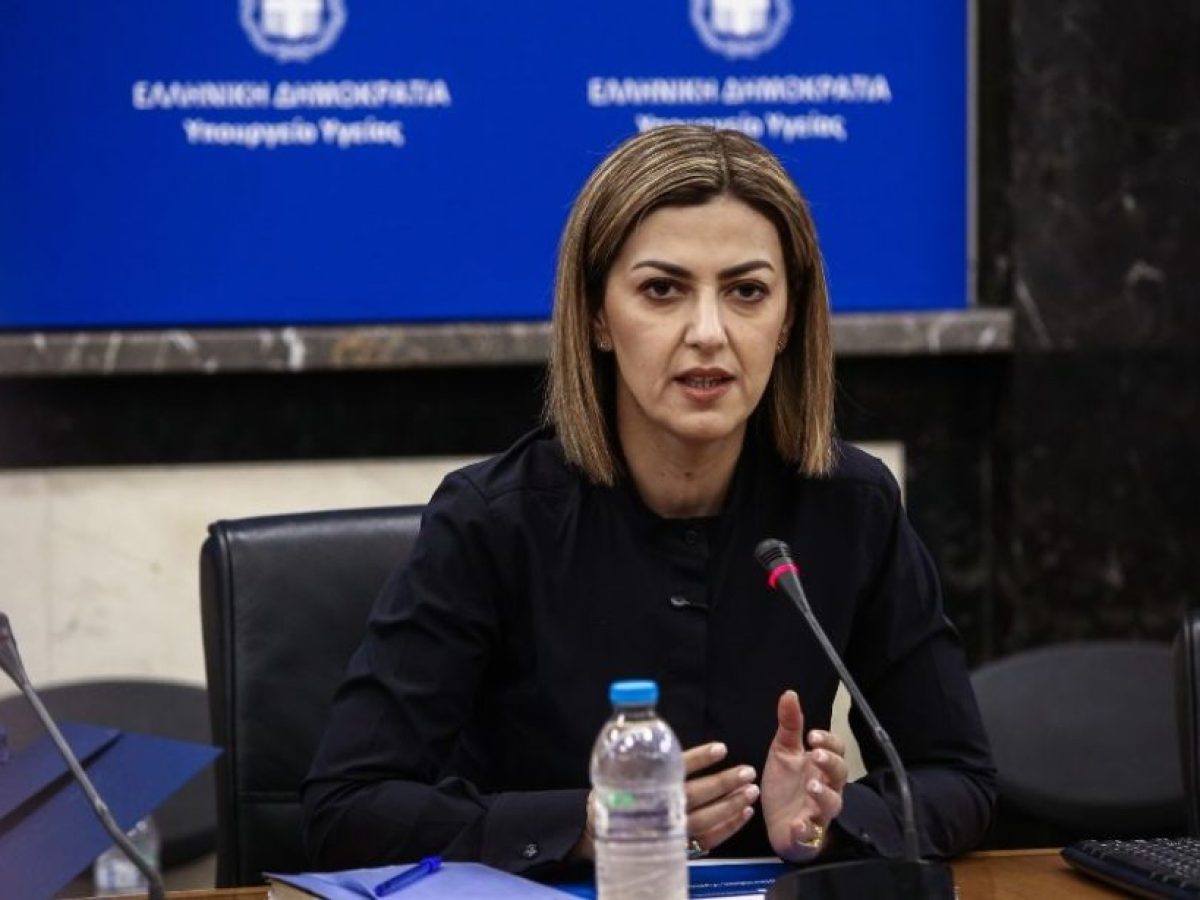 &Alpha;&gamma;&alpha;&pi;&eta;&delta;ά&kappa;&eta;: &laquo;&Mu;&epsilon; &tau;&iota;&sigmaf; &Kappa;&Omicron;&Mu;&Upsilon; &omicron; &gamma;&iota;&alpha;&tau;&rho;ό&sigmaf; &phi;&tau;ά&nu;&epsilon;&iota; &sigma;&tau;&eta;&nu; &pi;ό&rho;&tau;&alpha; &tau;&omicron;&upsilon; &pi;&omicron;&lambda;ί&tau;&eta;&raquo;