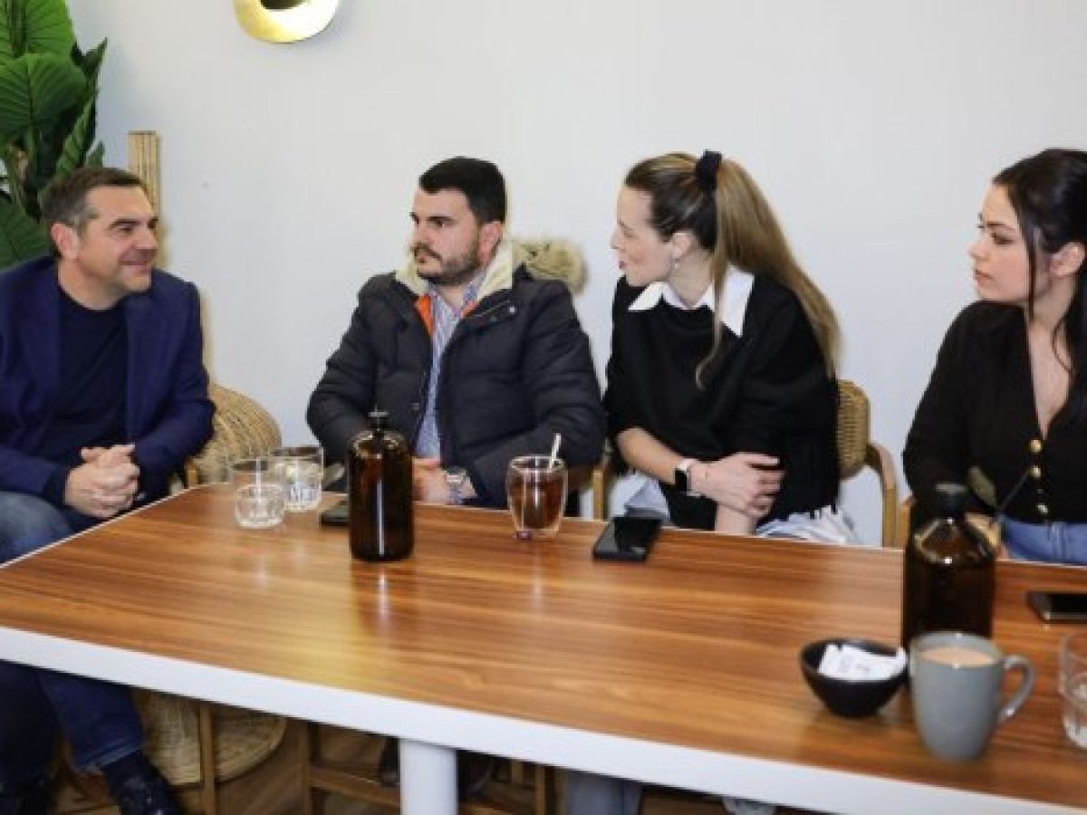 &Alpha;&lambda;έ&xi;&eta;, &laquo;&alpha;&nu;&alpha;&kappa;&omicron;ί&nu;&omega;&sigma;&epsilon; &tau;&omicron; &alpha;&pi;ό &tau;&eta; &Lambda;ά&rho;&iota;&sigma;&alpha; &tau;ώ&rho;&alpha;, &tau;&rho;έ&lambda;&alpha;&nu;έ &mu;&alpha;&sigmaf;!&raquo;