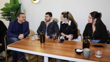 &Alpha;&lambda;έ&xi;&eta;, &laquo;&alpha;&nu;&alpha;&kappa;&omicron;ί&nu;&omega;&sigma;&epsilon; &tau;&omicron; &alpha;&pi;ό &tau;&eta; &Lambda;ά&rho;&iota;&sigma;&alpha; &tau;ώ&rho;&alpha;, &tau;&rho;έ&lambda;&alpha;&nu;έ &mu;&alpha;&sigmaf;!&raquo;