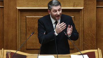 &Alpha;&nu;&delta;&rho;&omicron;&upsilon;&lambda;ά&kappa;&eta;&sigmaf;: &laquo;&Eta; &kappa;&upsilon;&beta;&epsilon;&rho;&nu;&eta;&tau;&iota;&kappa;ή &pi;&omicron;&lambda;&iota;&tau;&iota;&kappa;ή &sigma;&tau;&eta;&nu; &epsilon;&nu;έ&rho;&gamma;&epsilon;&iota;&alpha; &tau;&rho;&omicron;&phi;&omicron;&delta;&omicron;&tau;&epsilon;ί &tau;&eta;&nu; &alpha;&kappa;&rho;ί&beta;&epsilon;&iota;&alpha;&raquo;