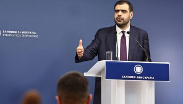 &Alpha;&pi;ά&nu;&tau;&eta;&sigma;&eta; &Mu;&alpha;&rho;&iota;&nu;ά&kappa;&eta; &sigma;&epsilon; &Delta;έ&nu;&delta;&iota;&alpha;: &laquo;&Delta;&epsilon;&nu; &theta;&upsilon;&mu;ά&mu;&alpha;&iota; ά&lambda;&lambda;&eta; &kappa;&upsilon;&beta;έ&rho;&nu;&eta;&sigma;&eta; &Nu;&Delta; &nu;&alpha; &epsilon;ί&nu;&alpha;&iota; &pi;&iota;&omicron; &pi;&iota;&sigma;&tau;ή &sigma;&tau;&omicron; DNA &tau;&eta;&sigmaf; &pi;&alpha;&rho;ά&tau;&alpha;&xi;&eta;&sigmaf;&raquo;