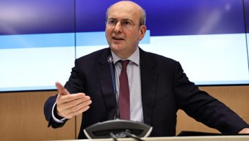 &laquo;&Alpha;&pi;&omicron;&kappa;&upsilon;ή&mu;&alpha;&tau;&alpha; &phi;&alpha;&nu;&tau;&alpha;&sigma;ί&alpha;&sigmaf;&raquo;: &Delta;&iota;&alpha;&psi;&epsilon;ύ&delta;&epsilon;&iota; &omicron; &Kappa;&omega;&sigma;&tau;ή&sigmaf; &Chi;&alpha;&tau;&zeta;&eta;&delta;ά&kappa;&eta;&sigmaf; &sigma;&upsilon;&nu;ά&nu;&tau;&eta;&sigma;&eta; &mu;&epsilon; &sigma;&upsilon;&nu;&epsilon;&rho;&gamma;ά&tau;&eta; &tau;&omicron;&upsilon; Έ&pi;&sigma;&tau;&alpha;ϊ&nu; &tau;&omicron; 2014