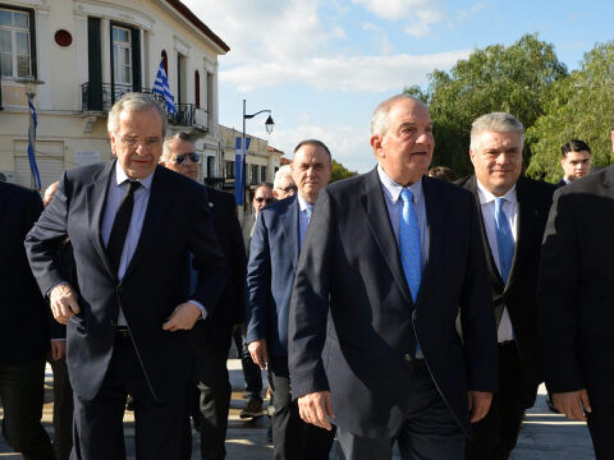 H επισημοποίηση της κοινής πορείας Καραμανλή και Σαμαρά στην Καλαμάτα μέσα από μία φωτογραφία συνεργατών τους (Εικόνα)