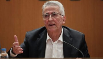 H &upsilon;&pi;ό&theta;&epsilon;&sigma;&eta; &Pi;&alpha;&nu;&alpha;&gamma;ό&pi;&omicron;&upsilon;&lambda;&omicron;&upsilon; έ&chi;&epsilon;&iota; &kappa;&alpha;&iota; &beta;&alpha;&theta;ύ &laquo;&gamma;&alpha;&lambda;ά&zeta;&iota;&omicron;&raquo; &chi;&rho;ώ&mu;&alpha;