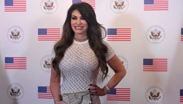 &laquo;Melania&raquo;: &Lambda;&alpha;&mu;&pi;&epsilon;&rho;ή &pi;&rho;&epsilon;&mu;&iota;έ&rho;&alpha; &sigma;&tau;&eta;&nu; &Alpha;&theta;ή&nu;&alpha; &mu;&epsilon; &omicron;&iota;&kappa;&omicron;&delta;έ&sigma;&pi;&omicron;&iota;&nu;&alpha; &tau;&eta;&nu; &Kappa;ί&mu;&pi;&epsilon;&rho;&lambda;&iota; &Gamma;&kappa;&iota;&lambda;&phi;ό&iota;&lambda; (&epsilon;&iota;&kappa;ό&nu;&epsilon;&sigmaf;, &beta;ί&nu;&tau;&epsilon;&omicron;)