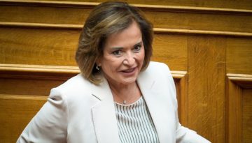 Tσικνοπέμπτη: Ενθουσιασμένη η Ντόρα Μπακογιάννη με τις λιχουδιές της chef… Mητσοτάκη