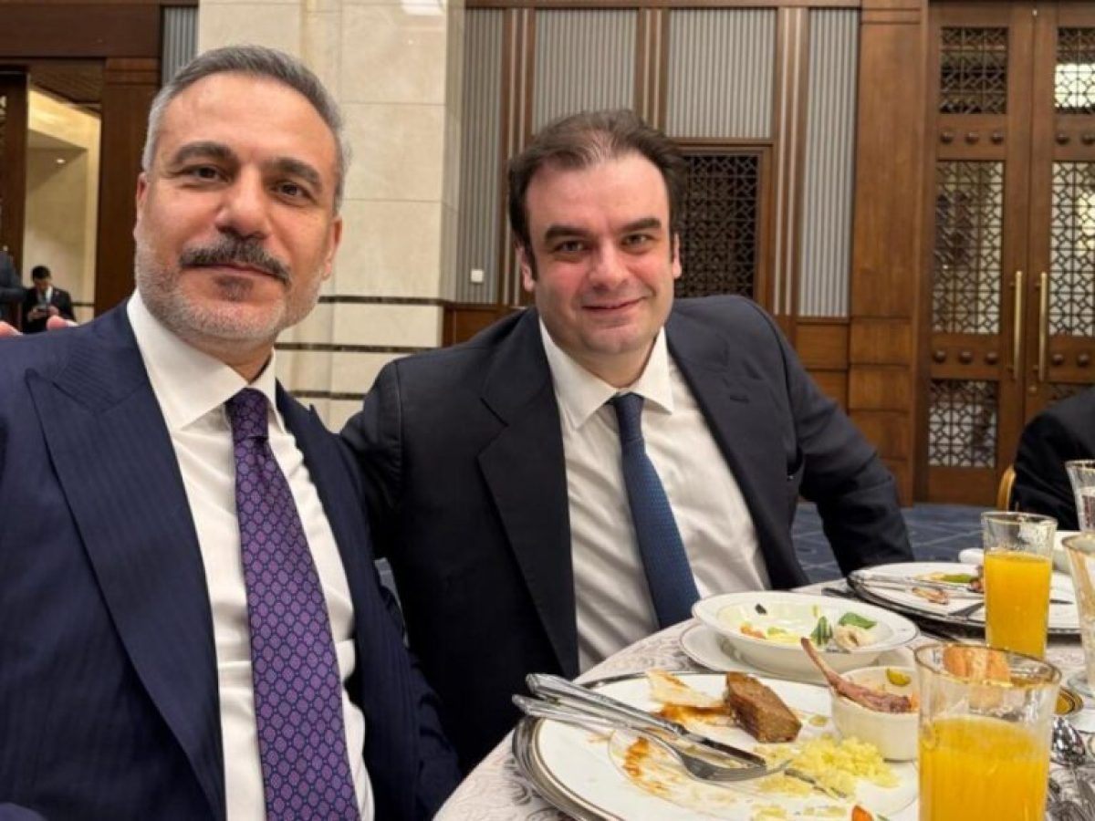 Χαμόγελα και συζητήσεις Πιερρακάκη – Φιντάν στο δείπνο της Άγκυρας