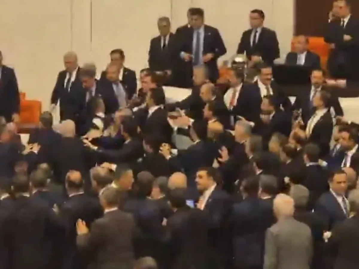 Χάος στην τουρκική Εθνοσυνέλευση! Μπουνιές και τραυματισμοί για την ορκωμοσία του νέου υπουργού Δικαιοσύνης