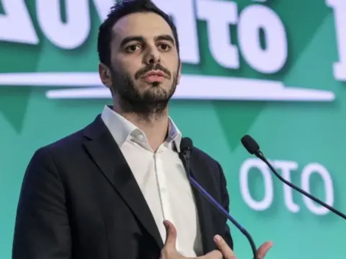 Χριστοδουλάκης: “Φουλάρει” τις μηχανές για το Συνέδριο του ΠΑΣΟΚ – Η αυτόνομη στρατηγική και οι οργανωτικοί στόχοι του