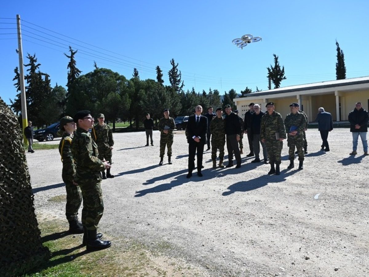 Δένδιας από Αυλώνα: «Τέλος στη θητεία-παρωδία» – Νέα Θητεία με drones, καλύτερη σίτιση και 100 ευρώ μηνιαίως