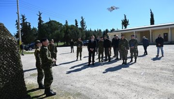 Δένδιας από Αυλώνα: «Τέλος στη θητεία-παρωδία» – Νέα Θητεία με drones, καλύτερη σίτιση και 100 ευρώ μηνιαίως
