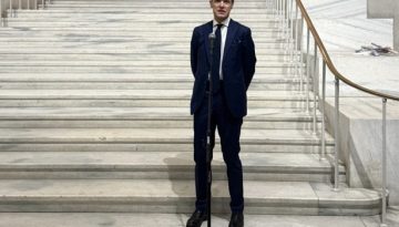 &Delta;&iota;&alpha;&pi;&iota;&sigma;&tau;&epsilon;&upsilon;&tau;ή&rho;&iota;&alpha; &Alpha;&lambda;&epsilon;&xi;&alpha;&nu;&delta;&rho;ί&delta;&eta; &sigma;&tau;&omicron;&nu; &Tau;&rho;&alpha;&mu;&pi;: &Omicron;&iota; &delta;&iota;&mu;&epsilon;&rho;&epsilon;ί&sigmaf; &sigma;&chi;έ&sigma;&epsilon;&iota;&sigmaf;, &eta; &epsilon;&pi;&iota;&theta;&upsilon;&mu;ί&alpha; &epsilon;&pi;ί&sigma;&kappa;&epsilon;&psi;&eta;&sigmaf; &sigma;&tau;&eta;&nu; &Epsilon;&lambda;&lambda;ά&delta;&alpha; &kappa;&alpha;&iota; έ&nu;&alpha; &delta;ώ&rho;&omicron;