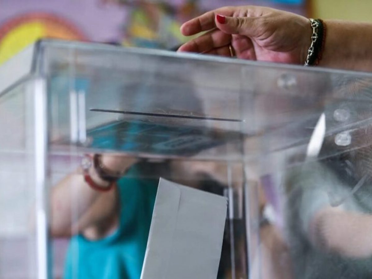 Δημοσκόπηση RealPolls: Πρώτη η ΝΔ με διαφορά 16 μονάδων, δεύτερο το ΠΑΣΟΚ, «ξεφουσκώνει» το κόμμα Καρυστιανού