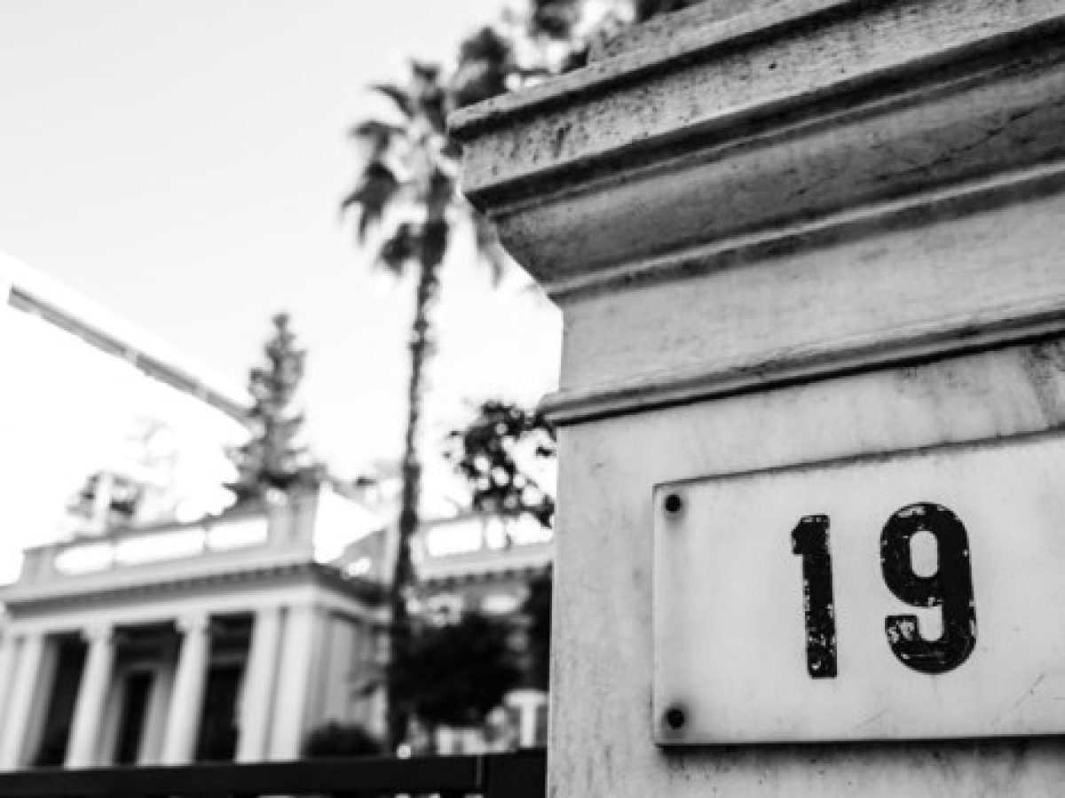 Δημοσκόπηση: «Καθόλου ικανοποιημένοι» 6 στους 10 με την απόδοση της κυβέρνησης – Ακρίβεια και διαφθορά «γκρεμίζουν» την ε