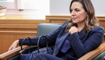 &Delta;&iota;&pi;&lambda;ή &zeta;&eta;&mu;&iota;ά &gamma;&iota;&alpha; &tau;&eta;&nu; Ό&lambda;&gamma;&alpha; &Kappa;&epsilon;&phi;&alpha;&lambda;&omicron;&gamma;&iota;ά&nu;&nu;&eta;