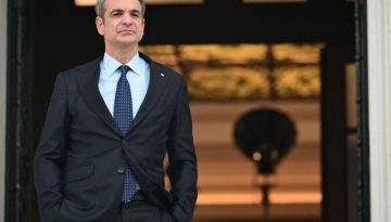 &Delta;&iota;&pi;&lambda;ό &pi;&alpha;&iota;&chi;&nu;ί&delta;&iota;: &Sigma;&tau;&alpha; &delta;&epsilon;&xi;&iota;ά &mu;&epsilon; &tau;&omicron; &mu;&epsilon;&tau;&alpha;&nu;&alpha;&sigma;&tau;&epsilon;&upsilon;&tau;&iota;&kappa;ό, &sigma;&tau;&omicron; &kappa;έ&nu;&tau;&rho;&omicron; &mu;&epsilon; &tau;&omicron; &Sigma;ύ&nu;&tau;&alpha;&gamma;&mu;&alpha;