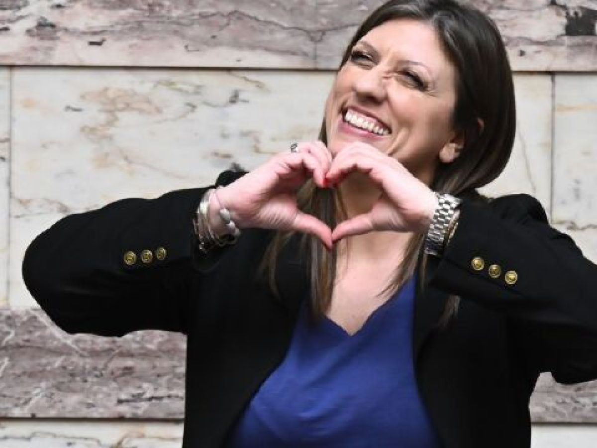 Η “επιστροφή” της Ζωής Κωνσταντοπούλου στο προεδρείο της Βουλής με… καρδούλες και φιλάκια (Εικόνες