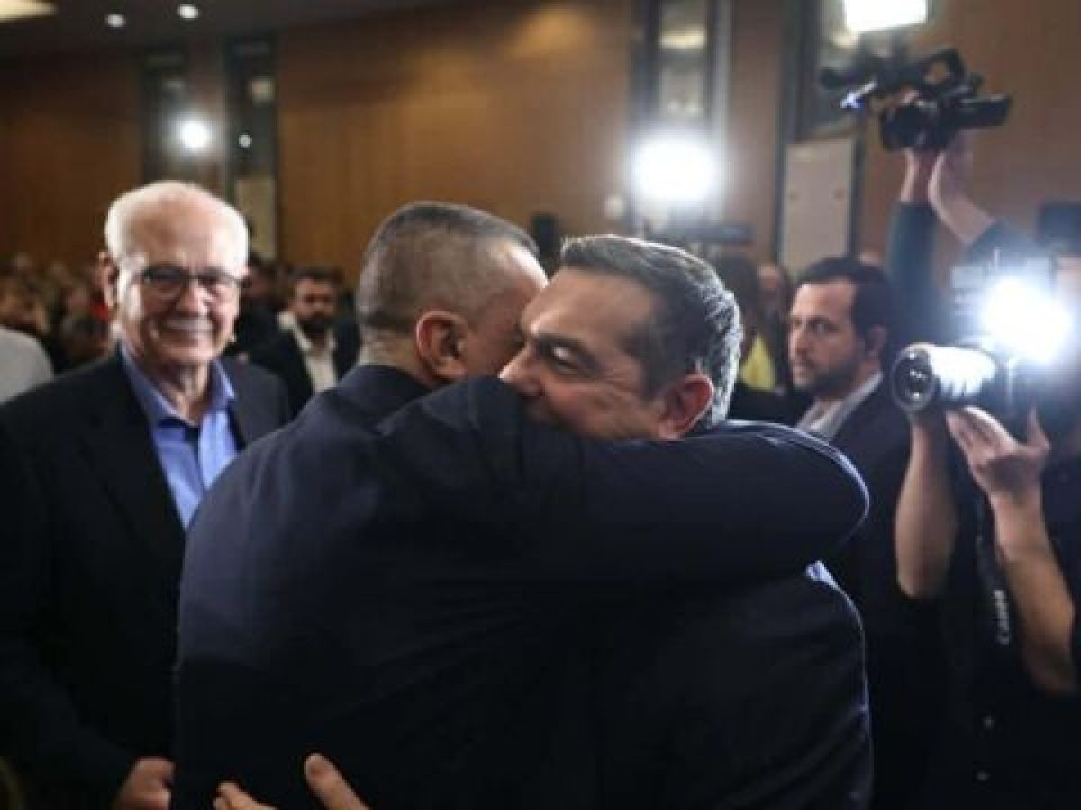 Μια φωτογραφία, χίλιες λέξεις: Ο θερμός εναγκαλισμός Τσίπρα και Κουρέτα στην εκδήλωση για την “Ιθάκη” και η ορ