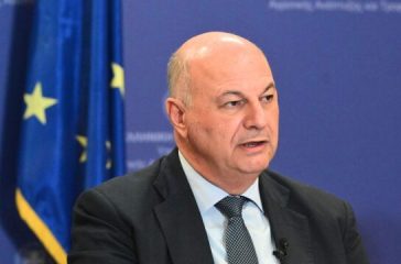 divtsiaras-sinantithike-me-ekprosopous-ton