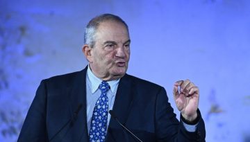 &Alpha;&iota;&chi;&mu;ή &Kappa;&alpha;&rho;&alpha;&mu;&alpha;&nu;&lambda;ή &gamma;&iota;&alpha; &Mu;&eta;&tau;&sigma;&omicron;&tau;ά&kappa;&eta;: &laquo;&Nu;&alpha; &alpha;&kappa;&omicron;ύ&mu;&epsilon; &tau;&omicron;&upsilon;&sigmaf; &pi;&iota;&omicron; έ&mu;&pi;&epsilon;&iota;&rho;&omicron;&upsilon;&sigmaf; &alpha;&nu;&tau;ί &nu;&alpha; &tau;&omicron;&upsilon;&sigmaf; &delta;&iota;&alpha;&gamma;&rho;ά&phi;&omicron;&upsilon;&mu;&epsilon;&raquo;