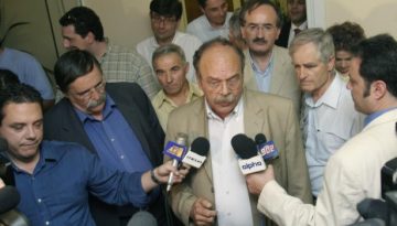Έ&phi;&upsilon;&gamma;&epsilon; &alpha;&pi;ό &tau;&eta; &zeta;&omega;ή &omicron; &pi;&rho;ώ&eta;&nu; &beta;&omicron;&upsilon;&lambda;&epsilon;&upsilon;&tau;ή&sigmaf; &tau;&omicron;&upsilon; &Kappa;&Kappa;&Epsilon; &kappa;&alpha;&iota; &pi;&rho;ώ&eta;&nu; &delta;ή&mu;&alpha;&rho;&chi;&omicron;&sigmaf; &Pi;&epsilon;&rho;ά&mu;&alpha;&tau;&omicron;&sigmaf;, &Gamma;&iota;ά&nu;&nu;&eta;&sigmaf; &Pi;&alpha;&tau;&sigma;&iota;&lambda;&iota;&nu;ά&kappa;&omicron;&sigmaf;
